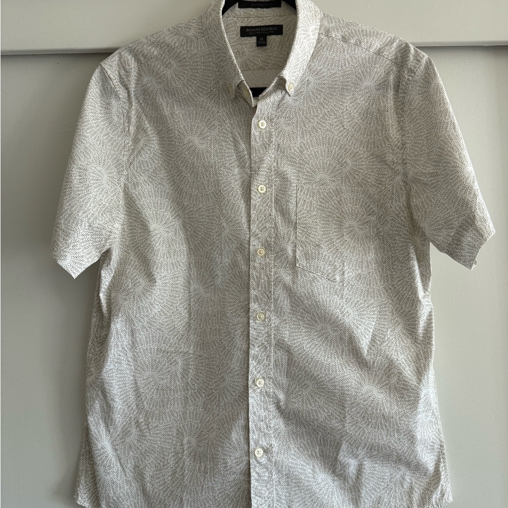 Banana Republic White and Tan Print Short Sleeve Shirt